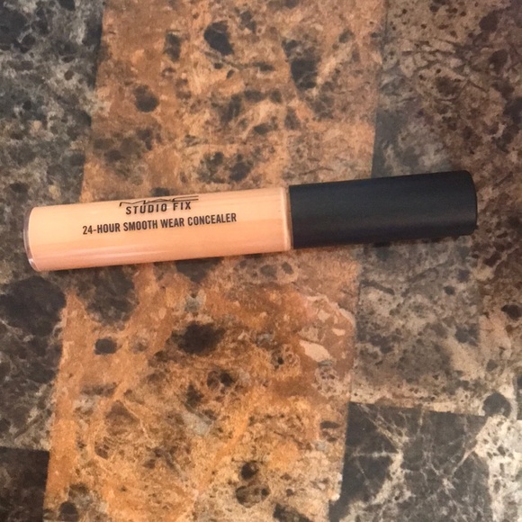 Mac 24-Hour Studio Fix Smooth Wear Concealer NC40 - Picture 5 of 5
